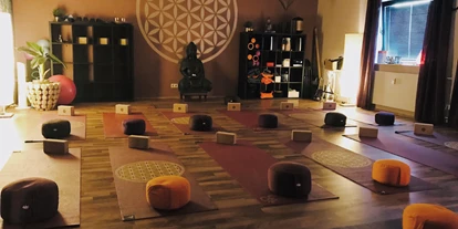 Yogakurs - vorhandenes Yogazubehör: Stühle - Idenheim - Barbara & Lisa Rodermann/ Yogastudio Janardhan