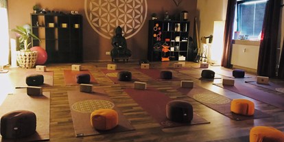 Yogakurs - vorhandenes Yogazubehör: Yogagurte - Eifel - Barbara & Lisa Rodermann/ Yogastudio Janardhan