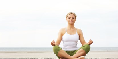 Yogakurs - Groß-Gerau - YOGA ZUM ANKOMMEN UND ABSCHALTEN
Diese Yoga Richtung ist eine Kombination aus Hatha Yoga und YIN Yoga und schafft die ideale Verbindung von Asanas mit speziellen Atemübungen (Pranayama) und Meditation. Die Yogastellungen werden länger gehalten und sind in der Abfolge ruhiger. 
Im YIN Yoga geht es vor allem darum, in die Asanas hinein zu entspannen und den Atem frei fließen zu lassen, um auf diese Weise zu innerer Ruhe zu kommen und unterschwellige Spannungen in den Organen und Muskelpartien loszulassen. Zur besseren Ausrichtung werden Kissen, Gurte und Blöcke verwendet. Den Abschluss bildet auch hier eine Endentspannung, die Körper und Geist in Balance bringt.
Gelassenheit, Vitalität und Gesundheit sind die langfristigen Erfolge dieses auch für Anfänger optimal geeigneten Unterrichts.
Wirkung:  beruhigend - kräftigend - sanft - entspannend - yoga elements - Kurse & Personal Yoga