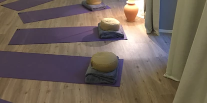 Yogakurs - Kurse mit Förderung durch Krankenkassen - Nürnberg Nordwestliche Außenstadt - Param Yoga Fürth; Yoga in Wohnzimmer Atmosphäre  - Param Yoga - Yoga in Fürth bei Nürnberg