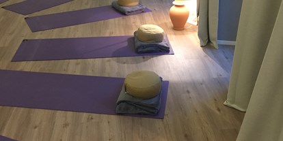 Yogakurs - Yogastil: Hatha Yoga - Veitsbronn - Param Yoga Fürth; Yoga in Wohnzimmer Atmosphäre  - Param Yoga - Yoga in Fürth bei Nürnberg