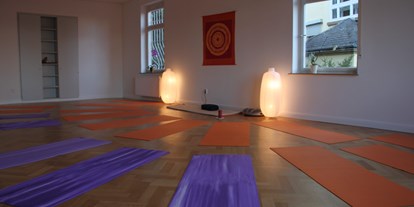 Yoga course - Tübingen - Der Übungsraum ist über 60 qm groß,
3,5 m hoch und hat einen freundlichen Parkettboden. Durch die drei großen Fenster ist er auch richtig hell. - yogaRaum Tübingen