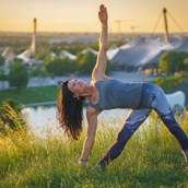 Yoga - Utthita Trikonasana - Renate Gezzele / Fünf Elemente Yogastudio
