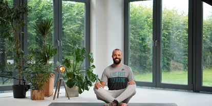 Yoga course - Art der Yogakurse: Offene Kurse (Einstieg jederzeit möglich) - Germany - Marlon Jonat ist Yogalehrer und Coach. Er ist der Gründer von yoga-salzkotten.de und athletic yoga.  - Marlon Jonat | yoga-salzkotten.de