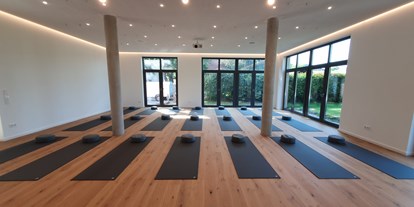 Yogakurs - vorhandenes Yogazubehör: Sitz- / Meditationskissen - Paderborn Elsen - Das neue Athletic Yoga Studio mit 100m² großem Yogaraum - Marlon Jonat | yoga-salzkotten.de