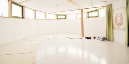 Yoga course - Yogastil: Meditation - Karlskron - Unser einzigartiger ovaler Yogaraum (55 m²) mit nur 11 Teilnehmern pro Kurs sorgt für eine entspannte Atmosphäre! - Karin Kleindorfer - yogahaus-in-zuchering