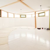 Yoga - Unser einzigartiger ovaler Yogaraum (55 m²) mit nur 11 Teilnehmern pro Kurs sorgt für eine entspannte Atmosphäre! - Karin Kleindorfer - yogahaus-in-zuchering