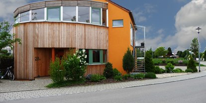 Yogakurs - Kurse mit Förderung durch Krankenkassen - Oberbayern - Das Yogahaus ist ein baubiologisches Holzhaus. - Karin Kleindorfer - yogahaus-in-zuchering