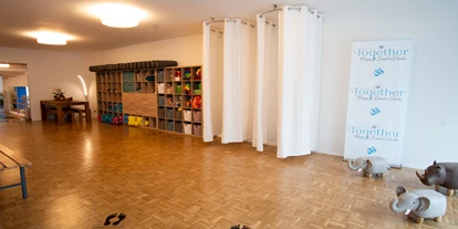 Yoga course - vorhandenes Yogazubehör: Yogamatten - Köln, Bonn, Eifel ... - Eingang mit Umkleide - Together Yoga & Zumba Studio