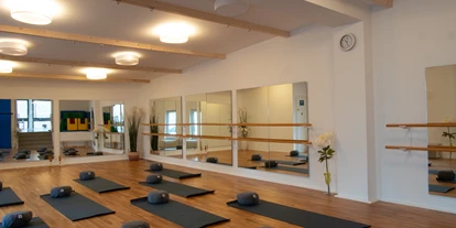 Yoga course - vorhandenes Yogazubehör: Yogamatten - Köln, Bonn, Eifel ... - Kursraum - Together Yoga & Zumba Studio