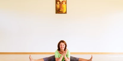 Yoga course - vorhandenes Yogazubehör: Yogamatten - Leipzig Süd - Ulrike Göpelt im Kursraum, freut sich auf Euch - Ulrike Goepelt