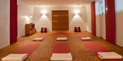 Yogakurs - Yogastil: Vinyasa Flow - Kumhausen - Das ist unser Yogastudio mit Eichenholzboden und Fußbodenheizung, schönem Licht und reichlich Platz - Institut für Yoga und Tanztherapie