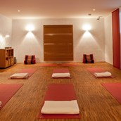 Yoga - Das ist unser Yogastudio mit Eichenholzboden und Fußbodenheizung, schönem Licht und reichlich Platz - Institut für Yoga und Tanztherapie