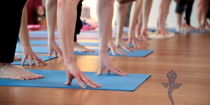 Yogakurs - Kurse für bestimmte Zielgruppen: Kurse für Unternehmen - Frankfurt am Main Innenstadt III - anusarayoga acroyoga yogaschüler auf der yogamatte frankfurt  - SAKTI YOGA