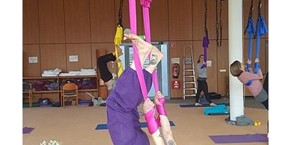Yogakurs - vorhandenes Yogazubehör: Yogablöcke - Aerial Yoga Weiterbildung