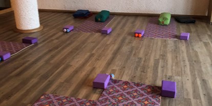 Yogakurs - vorhandenes Yogazubehör: Decken - Tirol - Yogaraum  - Bettina / Yoga imWalserhaus