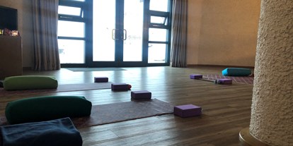 Yogakurs - vorhandenes Yogazubehör: Yogamatten - Bodensee - Bregenzer Wald - Yogaraum  - Bettina / Yoga imWalserhaus