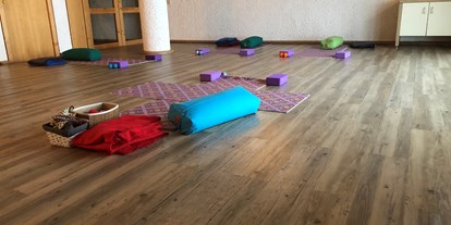 Yoga course - vorhandenes Yogazubehör: Yogablöcke - Bodensee - Bregenzer Wald - Yogaraum  - Bettina / Yoga imWalserhaus