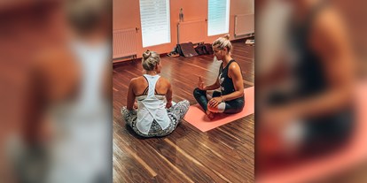 Yogakurs - Deutschland - Bei der praktischen Schulung und Prüfung nehmen sich unsere Dozentinnen viel Zeit und gehen individuell auf alle Teilnehmer*innen ein.  - Online Trainer Lizenz - Ausbildung zum/r Yogalehrer/in