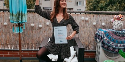 Yoga course - Ambiente: Gemütlich - Berlin-Umland - Eine glückliche Absolventin nach bestandener Prüfung zur Yogalehrerin - Online Trainer Lizenz - Ausbildung zum/r Yogalehrer/in