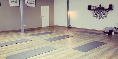Yoga course - vorhandenes Yogazubehör: Yogamatten - Schwarzwald - Mimi Fahr Yogaloft YOmimiGA Yoga by Mimi