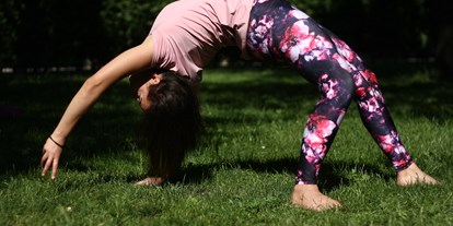 Yogakurs - Ausstattung: kostenloses WLAN - Wien-Stadt Kagran - Wild Thing Pose - Yordanka Naydenova