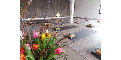 Yogakurs - vorhandenes Yogazubehör: Stühle - Kassel - Kursraum - Physio Yoga Loft Melanie Schard