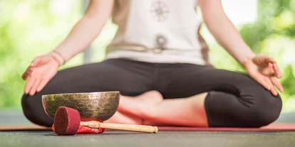 Yoga course - geeignet für: Dickere Menschen - Klangschale zur Begleitung - Sarah Chandni Andrä