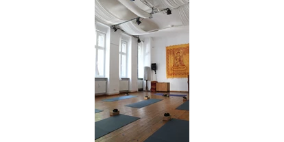 Yogakurs - vorhandenes Yogazubehör: Stühle - Berlin-Stadt Bezirk Lichtenberg - Subtle Strength Yoga
