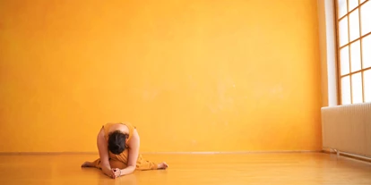Yoga course - Yogastil: Hatha Yoga - Minden (Minden-Lübbecke) - Yin Yogahaltung Schnürsenkel - Yoga Zentrum Minden: Mit vielseitig inspirierten Klassen, die sich nicht immer einem einzigen Stil zuordnen lassen, hole ich dir die Vielfalt des Yoga auf die Matte - Hatha, Restorative, Yin, Vinyasa!