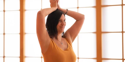 Yoga course - Ambiente: Modern - Minden (Minden-Lübbecke) - Yogahaltung Padma Mudra
Lotus Handhaltung - Yoga Zentrum Minden: Mit vielseitig inspirierten Klassen, die sich nicht immer einem einzigen Stil zuordnen lassen, hole ich dir die Vielfalt des Yoga auf die Matte - Hatha, Restorative, Yin, Vinyasa!