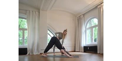 Yoga course - vorhandenes Yogazubehör: Sitz- / Meditationskissen - Hamburg-Stadt Farmsen - Ich gebe gerne Hilfestellungen für eine anatomisch korrekte Ausführung der Asanas. - Yoga | Theresia Vinyasa Flow