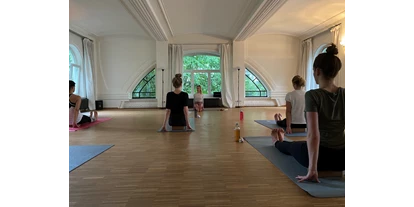 Yoga course - vorhandenes Yogazubehör: Yogamatten - Hamburg-Stadt (Hamburg, Freie und Hansestadt) - Ich biete Yoga-Kurse zurzeit ausschließlich in geschlossenen Gruppen von maximal 10 Teilnehmer:innen an. - Yoga | Theresia Vinyasa Flow