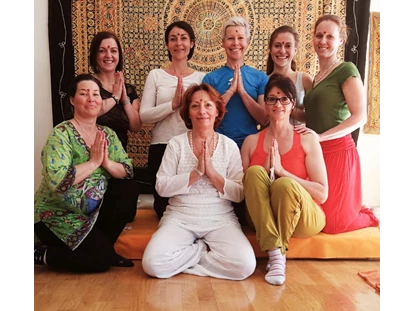 Yoga course - vorhandenes Yogazubehör: Yogablöcke - Yoga-Lehrerausbildung, Abschlussfoto, Klagenfurt, Yoga-Schule Kärnten - YVO Zertifizierte Yoga-LehrerIn Ausbildung 200+ Stunden