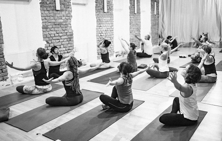 Yoga - https://scontent.xx.fbcdn.net/hphotos-xfp1/t31.0-8/s720x720/12716124_1071836706170536_7493877929590178910_o.jpg - Little Yoga Room