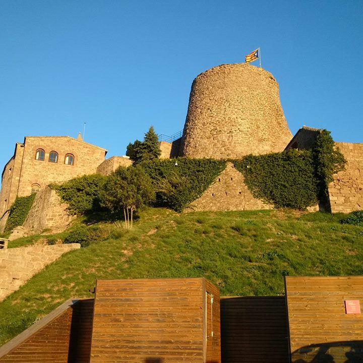 Yoga - https://scontent.xx.fbcdn.net/hphotos-xtf1/v/t1.0-9/q82/p720x720/12004734_822505841199416_6547178288252267060_n.jpg?oh=6780be800d7a88c5cc1e783a3b80ccdb&oe=5794BA81 - Helena-Yoga