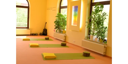 Yoga course - vorhandenes Yogazubehör: Yogagurte - Tirpersdorf - Der gut ausgestattete Yoga räum hat ca. 90qm. - Hatha-Yoga Kurs