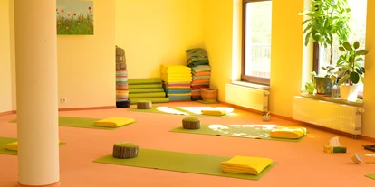 Yoga course - Kurse für bestimmte Zielgruppen: Rückbildungskurse (Postnatal) - Plauen - Und ist durch 8 große Fenster sehr licht- und luft-durchflutet. - Hatha-Yoga Kurs