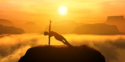 Yoga course - vorhandenes Yogazubehör: Decken - Chemnitz Hilbersdorf - Hier kannst du dich in die vielschichtige und achtsame Welt des Hatha Yoga einführen lassen und dich mit deinen Sinnen abseits des alltäglichen Lebens in die Yogaschulung begeben. Bei regelmäßiger Yogapraxis, bestehend aus Körperhaltungen, Atem- und Entspannungstechniken sowie Meditation kannst du zu mehr Klarheit, Kraft & Lebensfreude finden. Der Kurs ist für Jedermann geeignet und es sind keine Vorkenntnisse erforderlich. - naturayoga