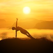 Yoga - Hier kannst du dich in die vielschichtige und achtsame Welt des Hatha Yoga einführen lassen und dich mit deinen Sinnen abseits des alltäglichen Lebens in die Yogaschulung begeben. Bei regelmäßiger Yogapraxis, bestehend aus Körperhaltungen, Atem- und Entspannungstechniken sowie Meditation kannst du zu mehr Klarheit, Kraft & Lebensfreude finden. Der Kurs ist für Jedermann geeignet und es sind keine Vorkenntnisse erforderlich. - naturayoga