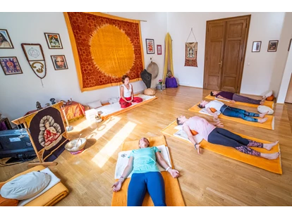 Yoga course - spezielle Yogaangebote: Satsang - Wörthersee - online Yoga-Kurse aus der Yoga-Schule Kärnten, Klagenfurt - Hatha Yoga Kurse Klagenfurt live und online gestreamt