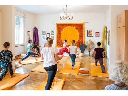 Yoga course - Ambiente: Große Räumlichkeiten - Carinthia - Yoga-Kurse für Anfänger, Fortgeschrittene, Senioren in Klagenfurt, Kärnten - Hatha Yoga Kurse Klagenfurt live und online gestreamt