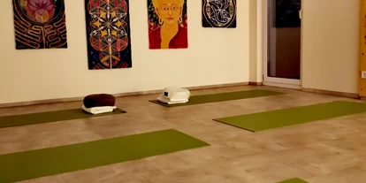 Yoga course - vorhandenes Yogazubehör: Yogagurte - Leinefelde - Yoga und Qigong mit Judith Mueller 
