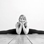Yoga - https://scontent.xx.fbcdn.net/hphotos-xfa1/t31.0-0/p480x480/411210_385302191488406_2020655227_o.jpg - Sabine Ducos - YOGAPURNA