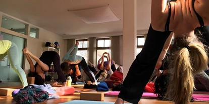 Yoga course - geeignet für: Kinder / Jugendliche - Karlskron - https://scontent.xx.fbcdn.net/hphotos-xaf1/t31.0-0/p180x540/12029760_977219899037261_344954910308788979_o.jpg - YOGA freiraum