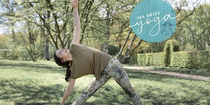Yoga course - vorhandenes Yogazubehör: Stühle - Personal Yoga Training