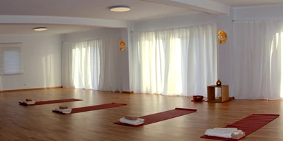 Yogakurs - vorhandenes Yogazubehör: Decken - Berlin-Stadt Bezirk Steglitz-Zehlendorf - ein Teil des Yogaraums - Dr.Brigitte Schwalbe Yogahaus Dreilinden Kleinmachnow liberayo