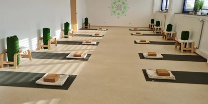 Yoga course - vorhandenes Yogazubehör: Stühle - Mering - Hatha-Yoga, Online Hatha Yoga, Yin Yoga, FeetUp-Yoga, Meditation, Yoga Nidra,