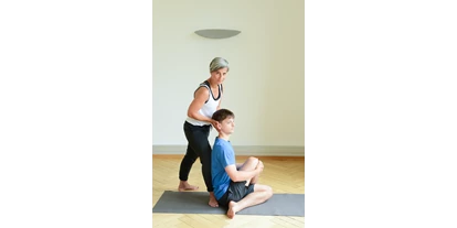 Yogakurs - vorhandenes Yogazubehör: Meditationshocker - Bannewitz - Dorit Schwedler / Yoga United
