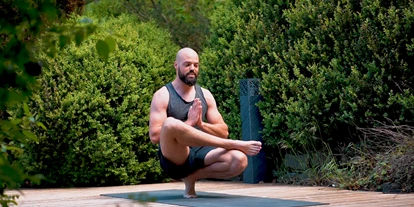 Yoga course - vorhandenes Yogazubehör: Meditationshocker - Salzkotten - Yogalehrer Marlon Jonat in der Zehenspitzenstellung - Marlon Jonat | Athletic Yoga in Salzkotten